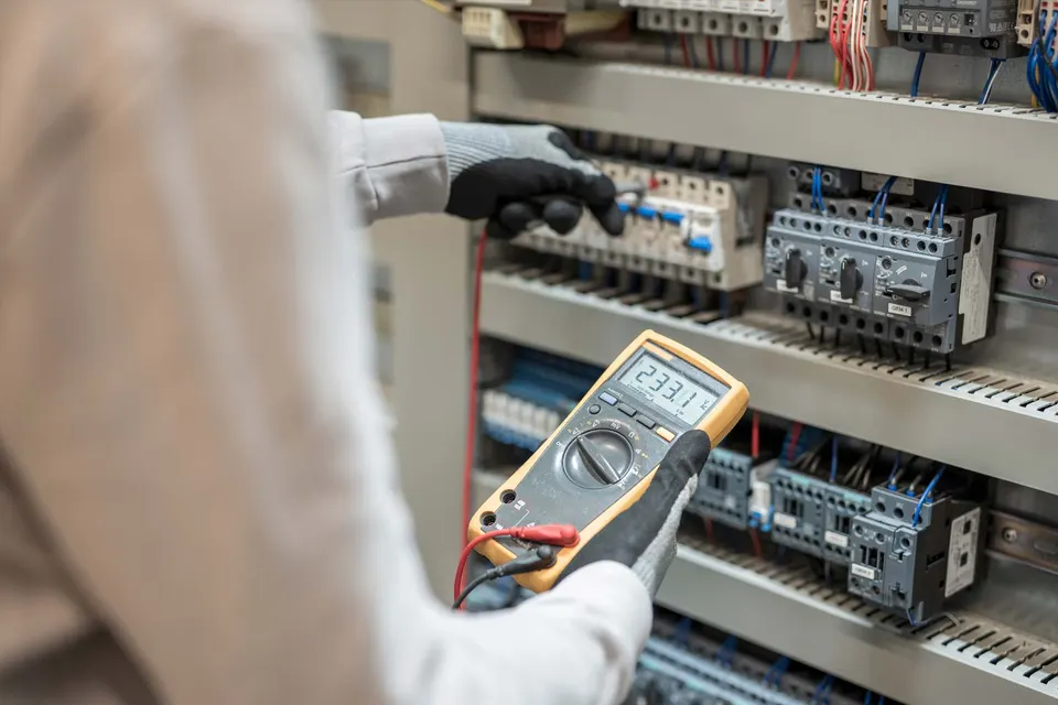 Elektriker schließt den Wechselrichter an