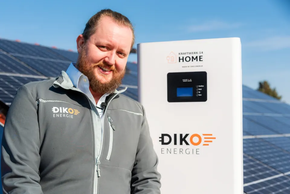 DIKO KRAFTWERK HOME 14 auf einem Dach mit Photovoltaikanlage