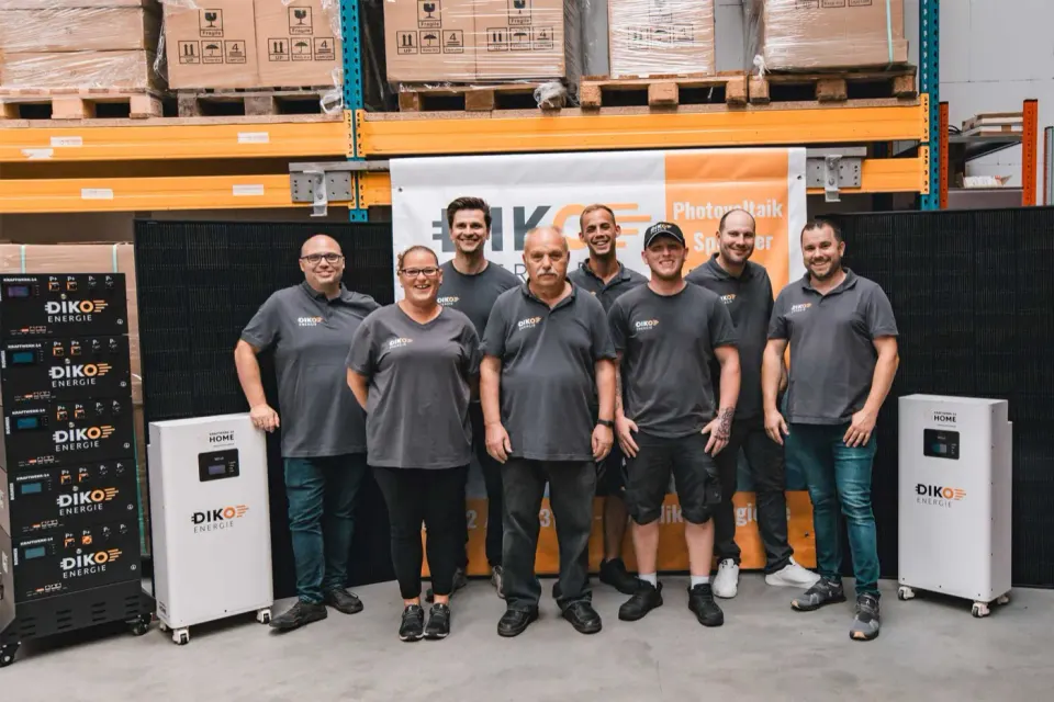 Das Team von DIKO Energie in der Halle in Bad Dürkheim, vor DIKO KRAFTWERK HOME und BUSINESS Speichern