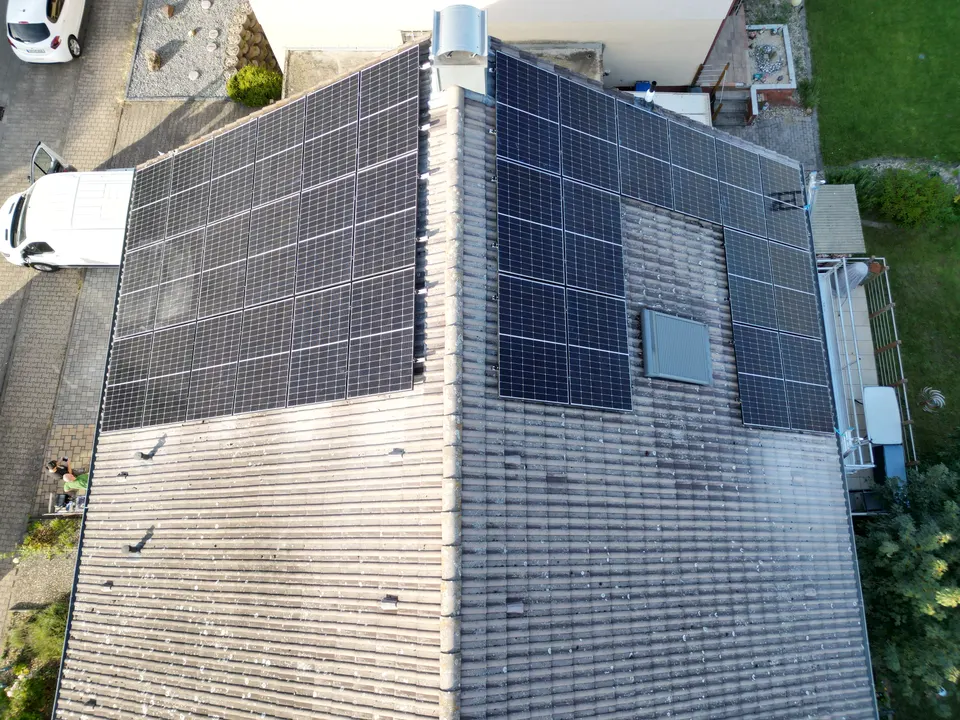 Fertig montierte Solaranlage, Drohnenaufnahme von oben