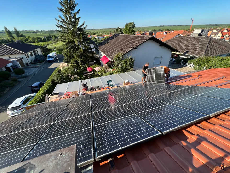 PV-Montage auf Ziegeldach in Arbeit