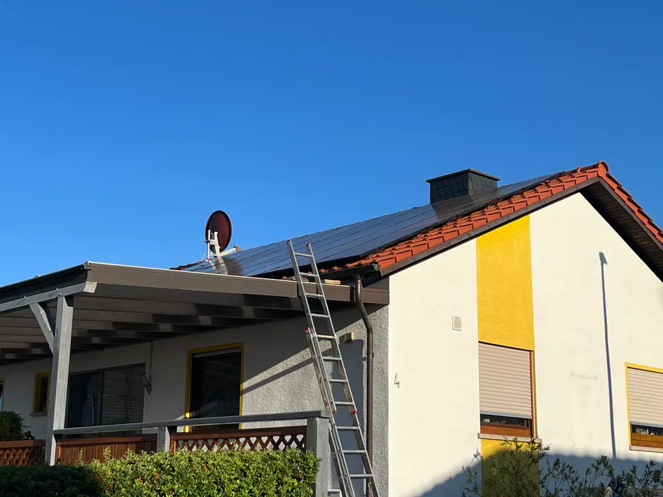 Dachmontage in Arbeit, Module werden ausgerichtet
