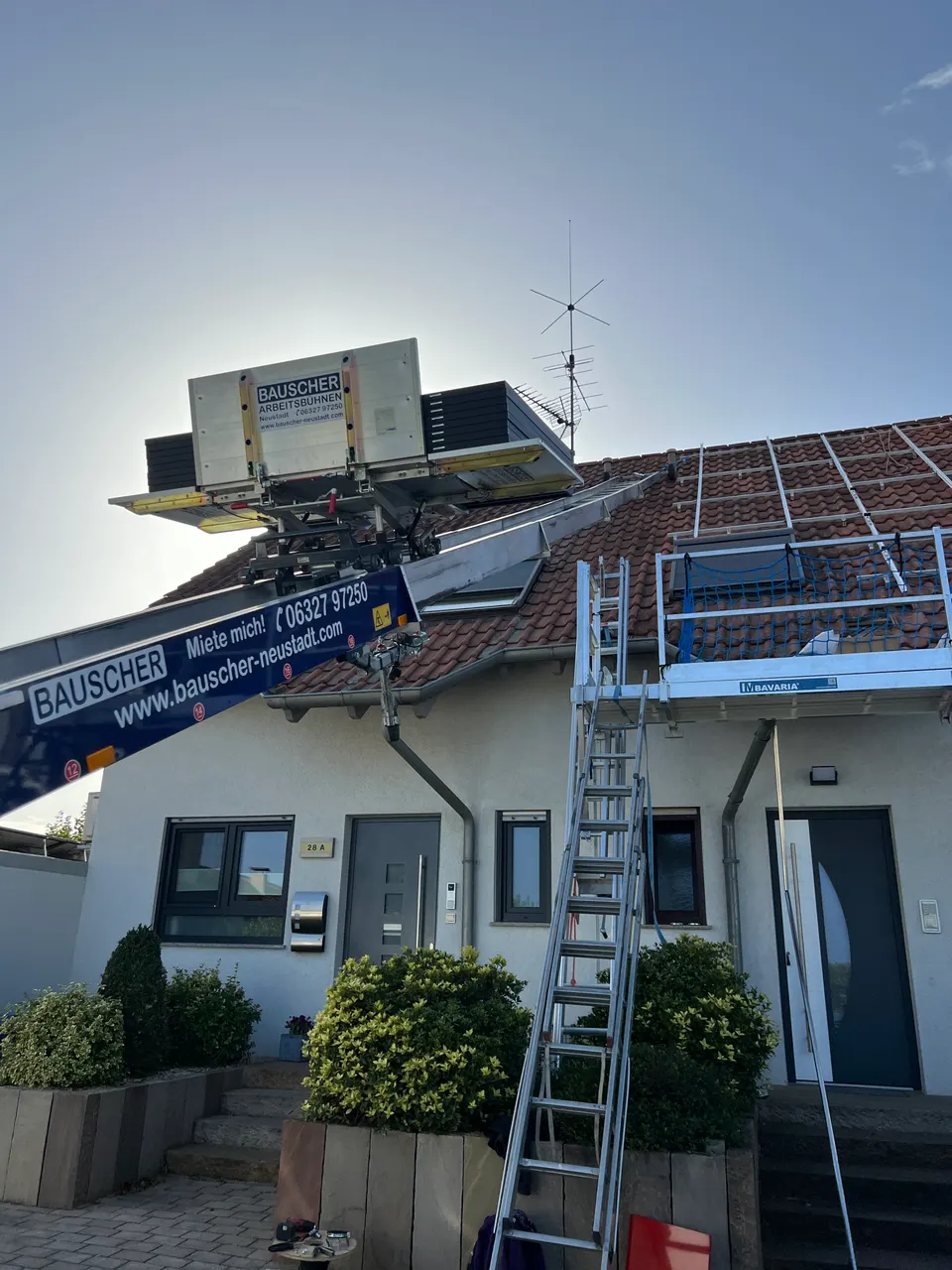 PV-Installation in der Pfalz, Montageteam auf dem Dach