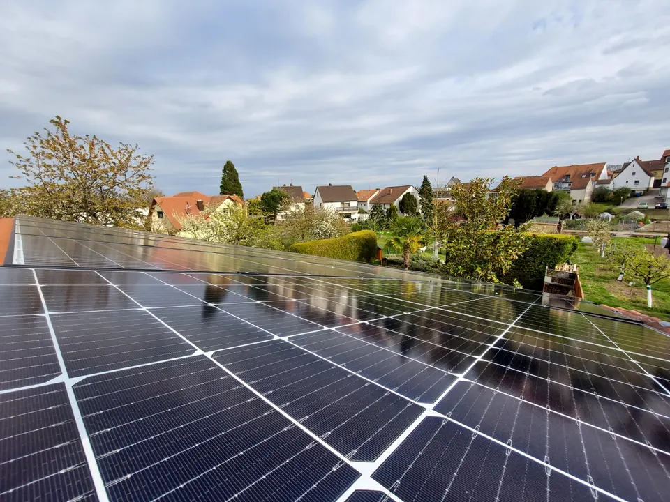 PV-Anlage auf Wohnhaus, Luftaufnahme